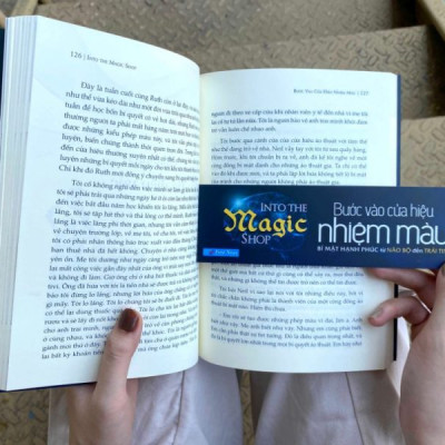 Bước Vào Cửa Hiệu Nhiệm Màu