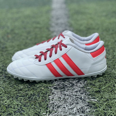 Giày đá banh,giày đá bóng sân cỏ nhân tạo đã khâu đế 3 sọc màu trắng