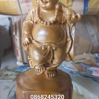 Tượng phật di lặc mini vác tải vàng bằng gỗ bách xanh thơm nức kt cao 20×11×10cm  