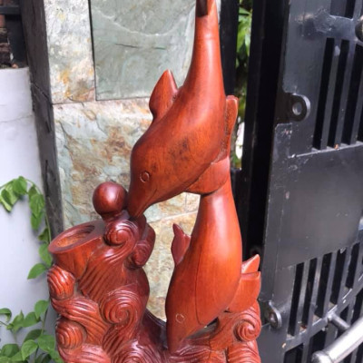 Tượng Gỗ Ống Đựng Bút Gỗ Gõ Chạm Hình 2 Con Cá Heo May Mắn TRANG TRÍ VÀ ĐỂ BÚT XINH LẮM cao 36cm x ngang 18cm x sâu 7cm đẹp lạ CÁ HEO BIỂU TƯỢNG SỰ MAY MẮN ạ