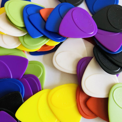 Phím đàn guitar size 1mm 1 cái guitar pick màu ngẫu nhiên mẫu giọt nước dễ cầm Duy Guitar Store