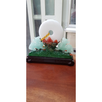 Tượng Đồng Tiền ngọc bội Trắng Tài Lộc Đẹp Size Nhỏ Vừa Dài 28cm x Cao 24cm x Sâu 9cm có Hình Cặp Chim Cong Hoa Đào đẹp Tài Lộc bên Cặp Tỳ Hưu Xanh Ngọc nhẹ đẹp sang Hút Tài Lộc có Như Ý thỏi vàng đế gỗ hoa đẹp quá biểu tượng sự cao quý ạ
