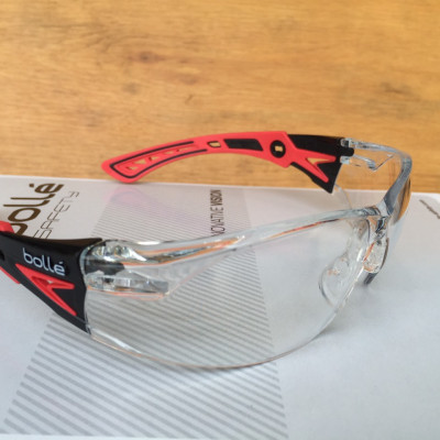 KÍNH BẢO HỘ BOLLÉ RUSH PLUS TRÒNG TRONG HOẶC XÁM KHÓI, Lớp phủ Platinum chống xước và sương mù, Bảo vệ 99,9% tia UVA / UVB