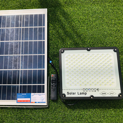 Đèn Năng Lượng Mặt Trời Chống Lóa 300W Vỏ Nhôm Nguyên Khối