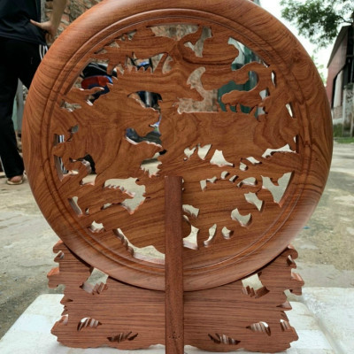 ĐĨA TRANH TRÍ PHONG THỦY TRẠM KHẮC TỨ LINH BẰNG GỖ HƯƠNG ĐÁ KT MẶT TRÒN 45×4CM
