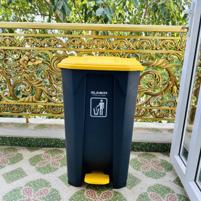 Thùng rác nhựa đạp chân SUMIKA B087, dung tích 87L, thùng màu xám, nắp vàng