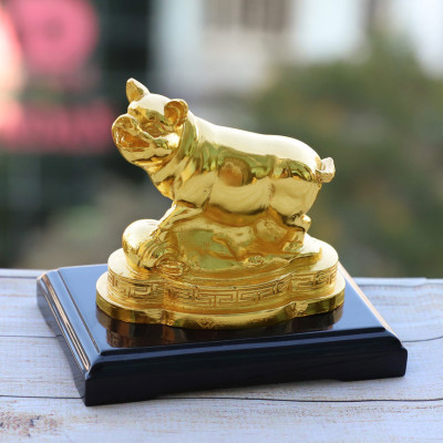 Quà biếu Tết sang trọng: Tượng Heo phong thủy mạ vàng 24K