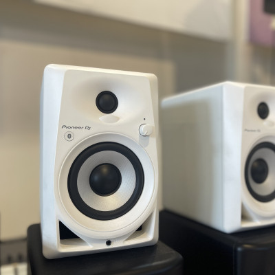 Loa Monitor Active 5inch DM50D mới nhất từ Pioneer DJ - Hàng chính hãng