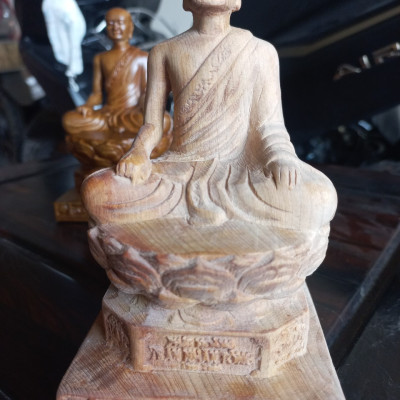 Tượng phật hoàng trần nhân tông bằng gỗ ngọc am kt cao 15×9cm