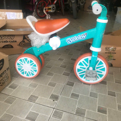 Xe Chòi Chân Cho Bé - Hàng Khuyến Mãi Của Bobby Tặng Kèm Bàn Đạp 