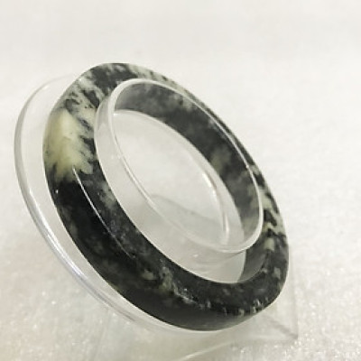 Vòng cẩm thạch vuông nhỏ 1 cm, màu vàng chanh  cho nữ cẩm thạch cho mệnh Thủy và Kim. VONGVUONGNU