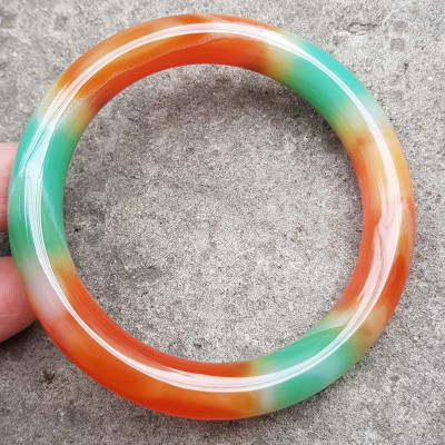 Vòng tay đá mã não tứ quý mới chột to đẹp quá Ni 57mm x chột 10mm Nữ thích đeo vòng chột to 55kg - 65kg đeo ạ Vòng màu xanh ngọc cam đều lam trắng đỏ nhẹ đều vòng rất đẹp ạ