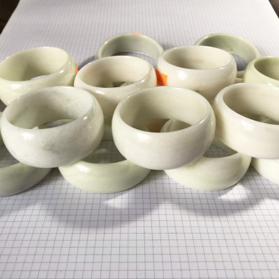 Vòng tay đá tự nhiên màu trắng sứ của việt nam bản cao 3cm cho người mệnh Thủy và Kim ( nhiều size)