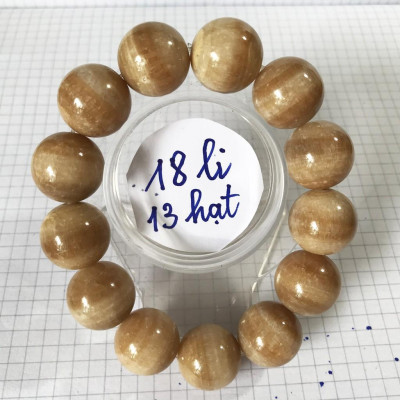 Vòng ngọc màu vàng cho người mệnh Kim và Thổ đường kính hột là 19 cm