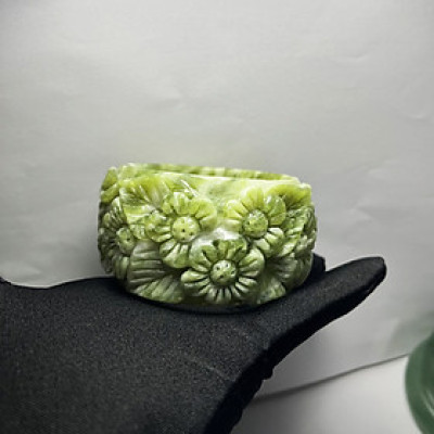 Vòng tay ngọc chạm hoa bản cối size 5.4cm của Xưởng chế tác Đá Phong Thủy Mỹ Nghệ An An