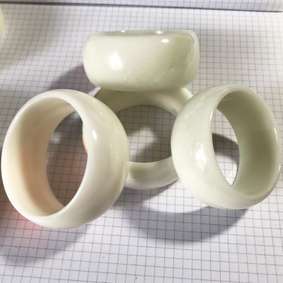 Vòng tay đá tự nhiên màu trắng sứ của việt nam bản cao 3cm cho người mệnh Thủy và Kim ( nhiều size)