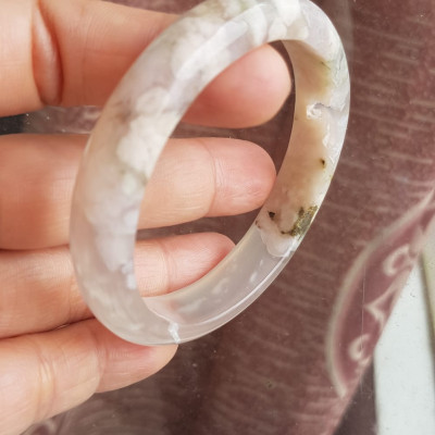 Vòng tay Nữ Bản Hẹ Đá Mã Não Bông Hoa tuyết trắng trong bóng 1 bên đều đẹp  Ni 53mm x Cao 11mm x dầy 6,5mm Nữ mệnh Kim mệnh Thủy 50kg - 54kg đeo xinh đẹp tay ạ