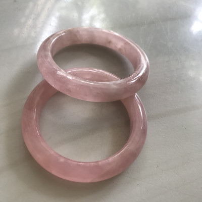 Vòng Thạch Anh Hồng Tự Nhiên Bản Hẹ Mới đẹp Ni 52mm Cao 11mm Dầy 8mm Màu Hồng xinh bóng đẹp Nữ mệnh Hỏa mệnh Thổ tay nhỏ đeo 45kg - 52 kg ạ