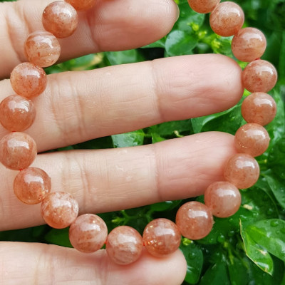 Vòng tay nữ đá mặt trời Sunstone Size 8li hay 8mm đẹp quyến rũ sang trọng đem lại sự tự tin Nổi bật bởi tông màu hồng cam nhẹ nhàng lấp lánh của đá mặt trời Sunstone tượng trưng cho thần mặt trời đẹp Đá Sunstone phù hợp với người mệnh Thổ và mệnh Hỏa ạ