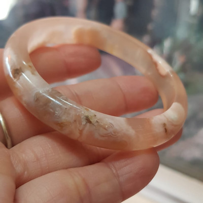 Vòng tay Nữ Bản Hẹ Mới Đá Mã Não Bông Tuyết Hồng nhẹ trắng trong bóng quá đẹp luôn ạ Vòng Ni 53mm  x Cao 11mm x dầy 7mm Nữ Cân nặng 52kg - 55kg đeo xinh tay đẹp lắm ạ