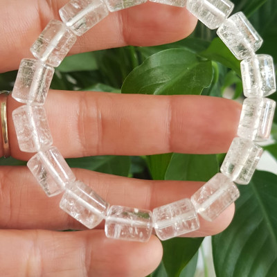 Vòng tay đá thạch anh trắng trong khúc mới đẹp size hạt 8mm x dài 11mm Chất liệu đá thạch anh trắng tự nhiên Rất hợp nữ mệnh kim mệnh Thủy các anh nam thích đeo vòng tay hạt size nhỏ thì đây ạ 