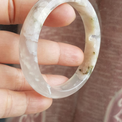 Vòng tay Nữ Bản Hẹ Đá Mã Não Bông Hoa tuyết trắng trong bóng 1 bên đều đẹp  Ni 53mm x Cao 11mm x dầy 6,5mm Nữ mệnh Kim mệnh Thủy 50kg - 54kg đeo xinh đẹp tay ạ