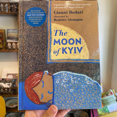 Sách - The Moon of Kyiv by Gianni Rodari | English Children Picture Book / Hardcover / Ngoại văn