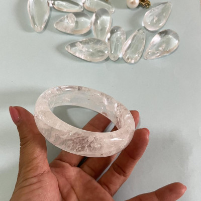 Vòng tay thạch đá thật liền khối trắng trong chế tác tại xưởng Chế Tác Đá Phong Thủy Mỹ Nghệ AnAn