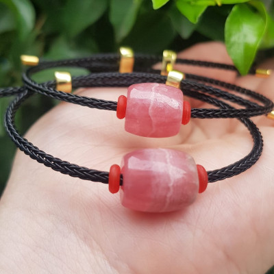 Vòng tay Charm Đá Đào Hoa hồng tươi tự nhiên bóng đẹp phối dây đen may mắn có khoen chỉnh theo tay lớn nhỏ được Nữ mệnh hỏa, mệnh thổ đeo xinh tay may mắn tài lộc tốt công việc ạ