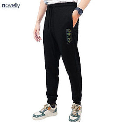Quần jogger nam Novelty Regular fit họa tiết in phản quang đen  NQGMMDMT3R230834Q