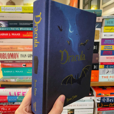 Sách - Dracula by Bram Stoker - Classics/Horror/Fiction book in English - Sách Ngoại Văn nhập khẩu