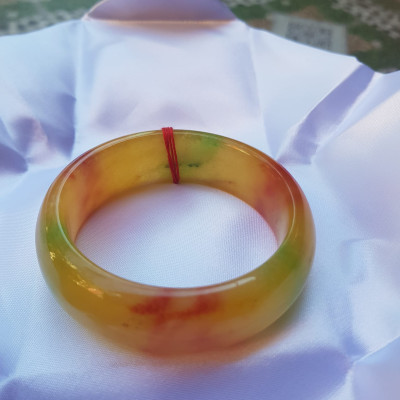 Vòng Tay Bản Hẹ Vàng Đỏ tươi bóng đẹp Size 59mm x cao 19mm x dầy 9mm  Chất liệu đá cẩm thạch  Hợp Nam Nữ mệnh Thổ mệnh Kim 60kg - 68kg đeo đẹp ạ