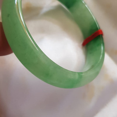 Vòng Cẩm Thạch tự nhiên Bản Hẹ Sịn size 53mm x cao 12mm x dầy 7mm màu xanh lý tươi bóng đẹp nữ 51kg - 56kg đeo ạ