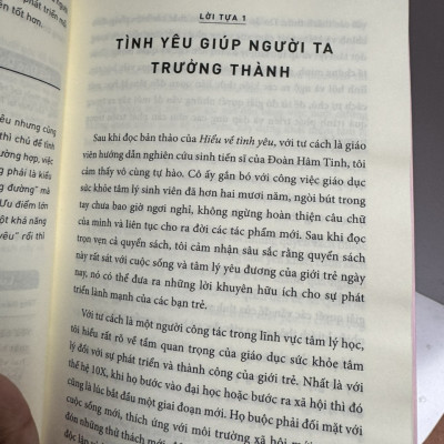 (Tặng kèm thiệp) HIỂU VỀ TÌNH YÊU – Nhiều tác giả - Hương Nghi dịch – NXB Văn học – AZ VietNam