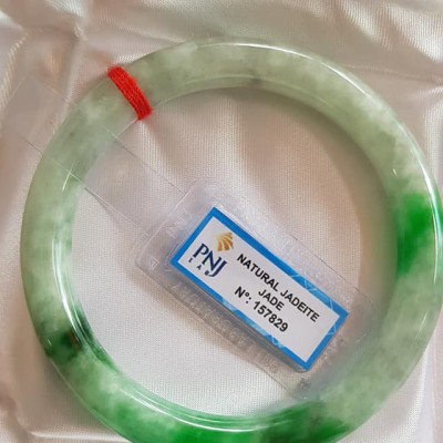 Vòng tay đá ngọc Cẩm Thạch Tự Nhiên Đậu Lý AI Sao 61mm x cọng 9mm Vòng kiểm định P No 157829 Natural Jadeite Xanh Đậu Lý bông bông sáng đều đẹp sang Màu Xanh Đậu Lý bông bông sáng đều đẹp sang ạ