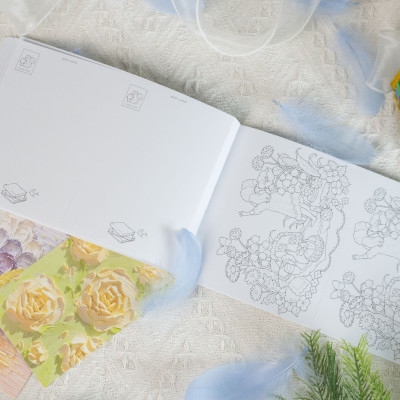 Sách tô màu Tiệm postcard trong khu rừng nhỏ - Đinh Tị Books