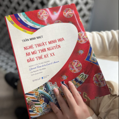 Nghệ Thuật Minh Họa Áo Mũ Thời Nguyễn Đầu Thế Kỷ XX