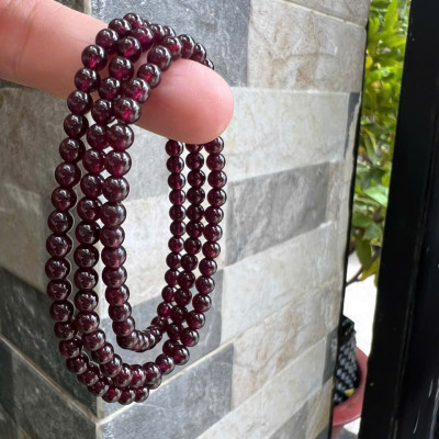 Vòng Tay Chuỗi Nữ Đá Garnet Đỏ Rượu quấn 3 vòng size hạt 4mm các Chị Em Phụ Nữ đeo lên tay xinh đẹp may mắn ạ