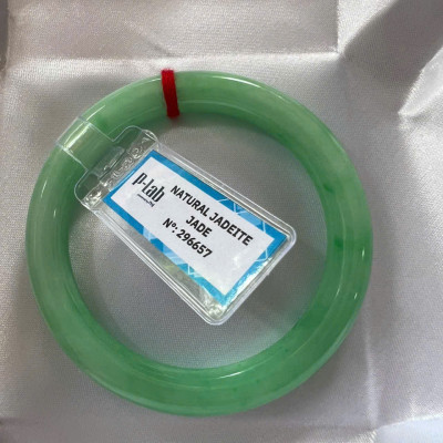 Vòng Cẩm Thạch Tự Nhiên Kiểm Định P Lab No 296657 Vip Sịn Ni 52mm x Chột 8mm Màu Xanh Lý Trắng nhẹ đều bóng mượt các Chị tay lên tay đẹp xuất sắc sịn sang xinh lắm nữ 50kg - 56kg đeo ạ