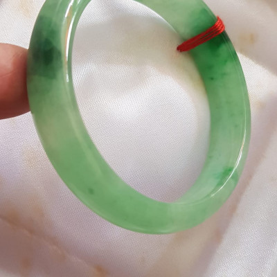 Vòng Cẩm Thạch tự nhiên Bản Hẹ Sịn size 53mm x cao 12mm x dầy 7mm màu xanh lý tươi bóng đẹp nữ 51kg - 56kg đeo ạ