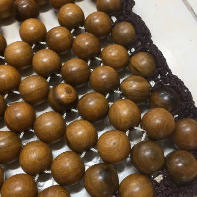 Đệm Lót Ghế Xe Ô Tô Hạt Gỗ Bách Xanh Hạt 1.8cm - Móc Viền Thủ Công ( hình thật )