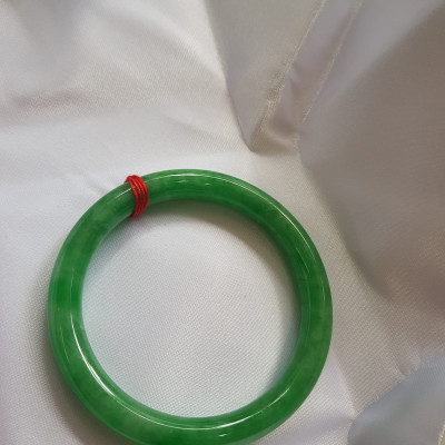 Vòng tay nữ đá cẩm thạch Đậu Nở Sao 52mm x 7,2mm  Màu Xanh đậu lá tươi nhẹ nhàng bóng đẹp  Nữ mệnh Mộc, Hỏa, Thủy 50kg-57kg đeo ạ