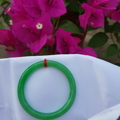 Vòng Tay Đá Cẩm Thạch Lý K49 Size vòng 49mm x dầy 7mm Xanh lá đều bóng thiệt đẹp Nữ mệnh mộc hỏa thủy cân nặng 45kg - 49kg đeo đẹp ạ