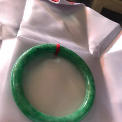 CHIẾC VÒNG ĐÁ CẨM THẠCH XANH ĐẬU A 53MM MÀU XANH BÔNG TRẮNG NỮ 51KG ĐẾN 60KG Ạ