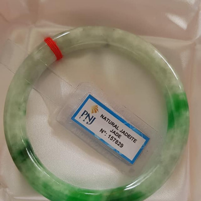 Vòng tay đá ngọc Cẩm Thạch Tự Nhiên Đậu Lý AI Sao 61mm x cọng 9mm Vòng kiểm định P No 157829 Natural Jadeite Xanh Đậu Lý bông bông sáng đều đẹp sang Màu Xanh Đậu Lý bông bông sáng đều đẹp sang ạ