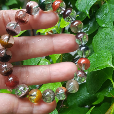 Chiếc Vòng Đá Thạch Anh Ưu Linh Ngũ Sắc Vip 10mm / 10li 100% đá tự nhiên cao cấp màu đa sắc tươi trong bóng thiệt xinh đẹp Nữ tất cả các mệnh đeo tốt đẹp may mắn, tài lộc và tốt cho sức khỏe ạ