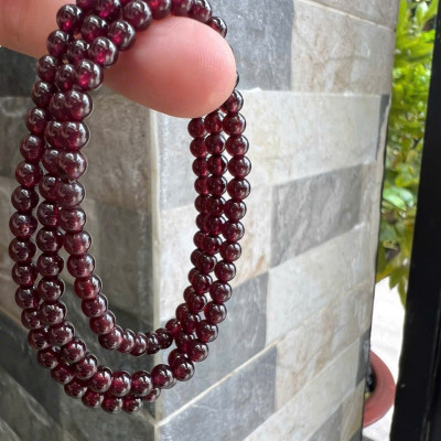 Vòng Tay Chuỗi Nữ Đá Garnet Đỏ Rượu quấn 3 vòng size hạt 4mm các Chị Em Phụ Nữ đeo lên tay xinh đẹp may mắn ạ