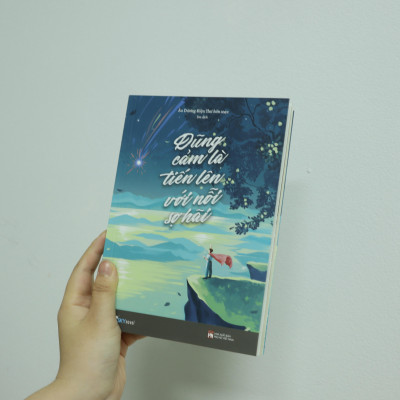 Sách - Dũng Cảm Là Tiến Lên Với Nỗi Sợ Hãi - Tặng Kèm Bookmark + Postcard