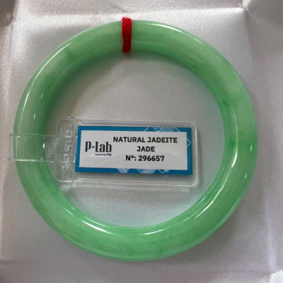 Vòng Cẩm Thạch Tự Nhiên Kiểm Định P Lab No 296657 Vip Sịn Ni 52mm x Chột 8mm Màu Xanh Lý Trắng nhẹ đều bóng mượt các Chị tay lên tay đẹp xuất sắc sịn sang xinh lắm nữ 50kg - 56kg đeo ạ