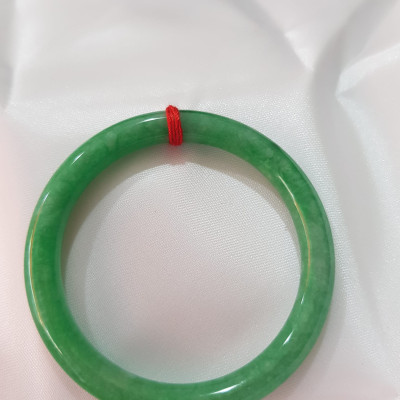 Vòng Tay Đá Cẩm Thạch Đậu 50mm x 7mm đẹp  Màu Xanh Ngọc Đậu đều đẹp Hợp mệnh Hỏa Mộc Thủy  Nữ cân nặng 50kg - 55kg đeo đẹp ạ